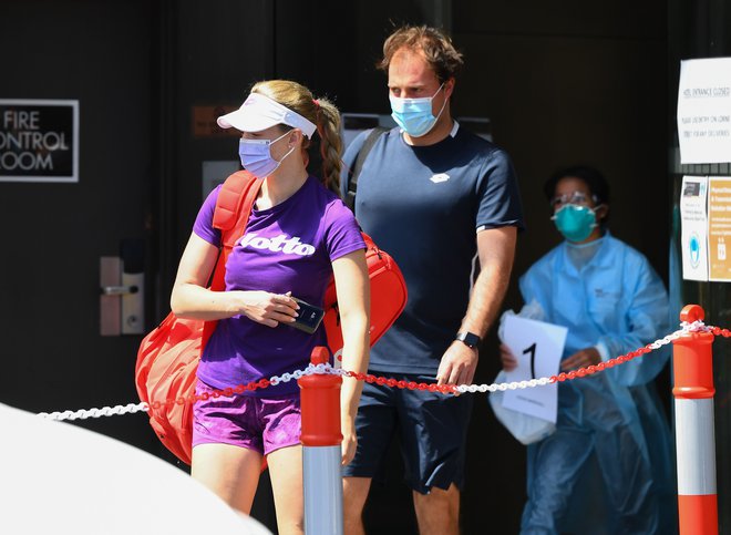 Teniški igralci in igralke so podvrženi strogim zdravstvenim ukrepom avstralskih oblasti. FOTO: William West/AFP