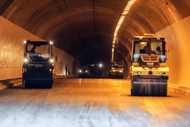 Na Darsu napovedujejo zgraditev novega priključka na Leskoškovo cesto in rekonstrukcijo priključka na Letališko cesto, obnovo vozišča na območju rondoja Tomačevo, obnovo vzhodne cevi predora Golovec &ndash; lani so prenovili zahodno cev &ndash; ter preureditev izvoznih krakov na priključku Ljubljana zahod, torej izvoza proti Viču na južni obvoznici. FOTO: Voranc Vogel/Delo