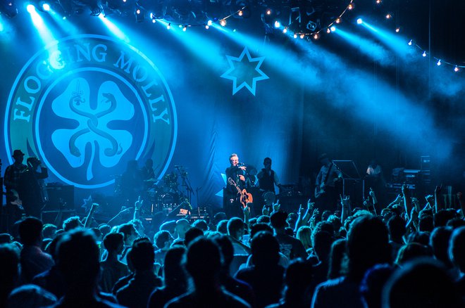 Energični Flogging Molly v ljubljanskem Kinu Šiška leta 2004 Foto Jure Matoz