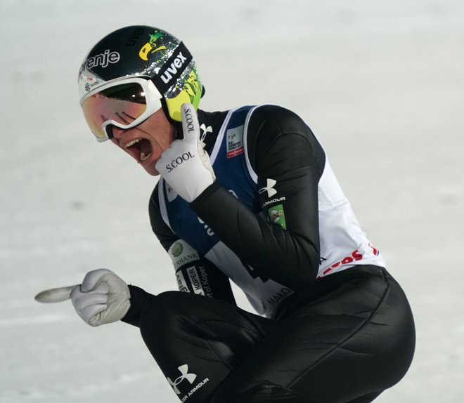 Anže Lanišek se je takole veselil svojega včerajšnjega izvrstnega finalnega skoka, misleč, da je že zmagal. FOTO: Janek Skarzynski/AFP