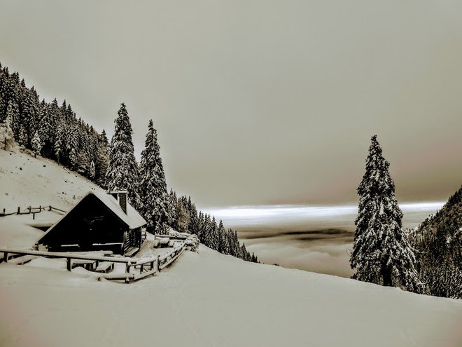 Povsod kjer je sneg, obstaja nevarnost snežnih plazov. Z vetrom nastajajo klože, ki jih je težko predvideti. FOTO: Miroslav Cvjetičanin