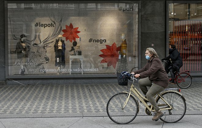 Ob zaprtih prodajalnah trgovce najbolj skrbi, kaj storiti z neprodanim sezonskim blagom. FOTO: Blaž Samec/Delo