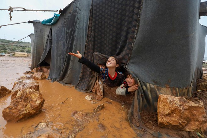 Otroci se igrajo v taborišču za razseljene Umm Jurn v severni sirski provinci Idlib. FOTO: Abdulaziz Ketaz/Afp