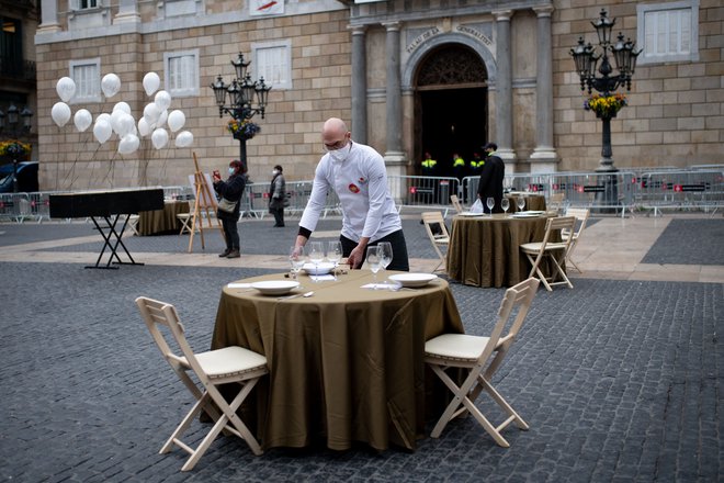 Protest pred vladno palačo zaradi novih zdravstvenih omejitev v gostinstvu, ne še zaprtja barov in restavracij.<br />
Foto Josep Lago/Afp