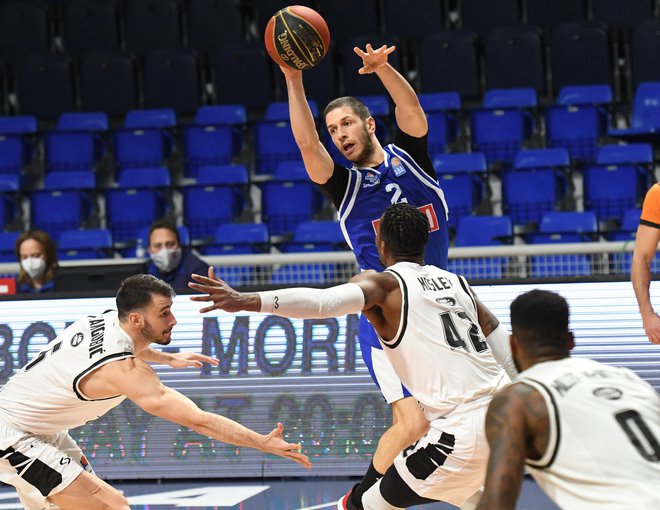 Nikola Ivanović (z žogo) je močno orožje Budućnosti. FOTO: ABA