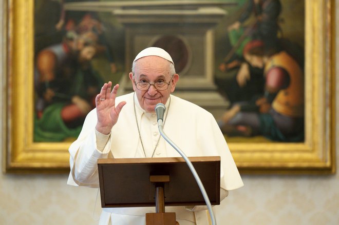 Papež Frančišek je v apostolskem pismu formalno dovolil, da ženske lahko imajo večjo veljavo pri bogoslužju. FOTO: AFP