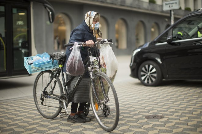 Malo je starostnikov, ki bi imeli svojce v isti občini. Foto Jure Eržen