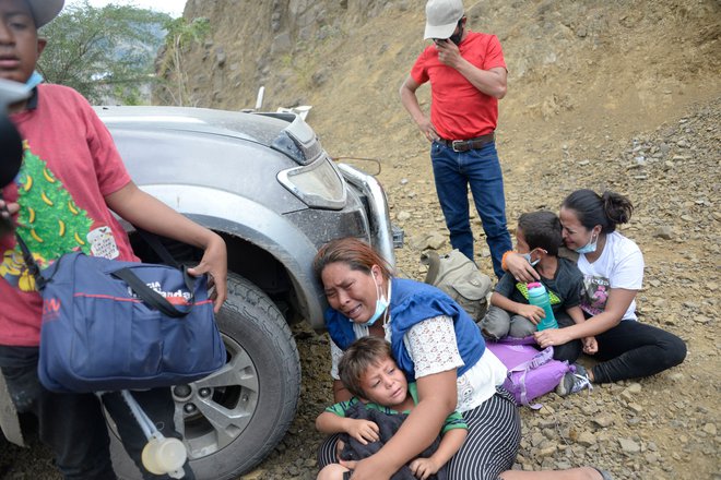 Družino, ki je prispela s karavano več tisoč honduraških migrantov, so v gvatemalskem mestu Vado Hondo zaustavili policisti, vsdm članom družine vzeli dokumente in jih popisali. FOTO: Johan Ordonez/Afp<br />
&nbsp;