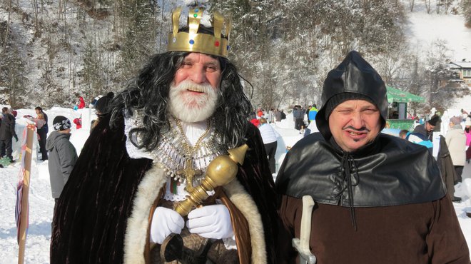 Kralj Matjaž in njegov oproda bosta morala spremeniti svoje navade. Zadnji januarski vikend se po Črni na Koroškem ne bosta smela sprehajati brez maske na obrazu, kot sta to počela še lani. FOTO: Mateja Kotnik/Delo