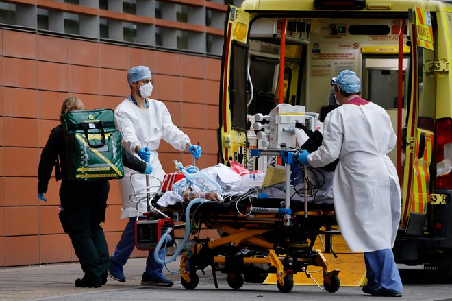 Evropsko komisijo najbolj skrbi širjenje novega seva koronavirusa, ki se je najprej pojavil v Veliki Britaniji. FOTO:Tolga Akmen/AFP