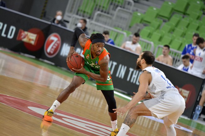 Kendrick Perry (levo) in Justin Cobbs sta se ogorčeno borila na branilskih položajih. FOTO: Cedevita Olimpija