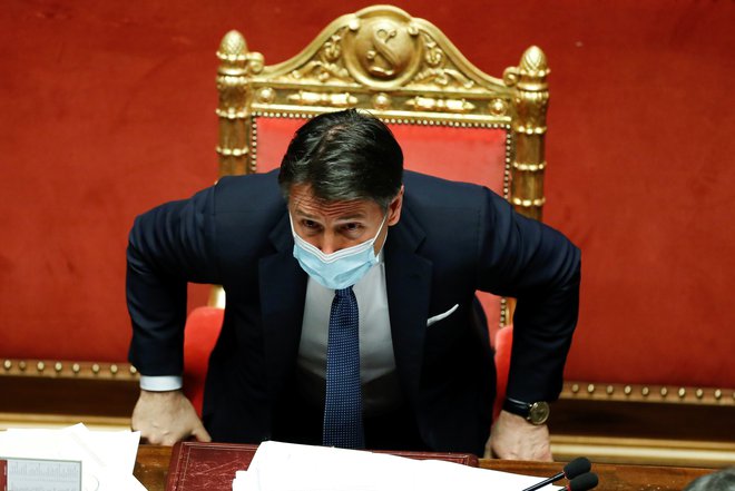 Po glasovanju je Conte brez izjav zapustil senat še pred razglasitvijo izidov. FOTO: Yara Nardi/Reuters