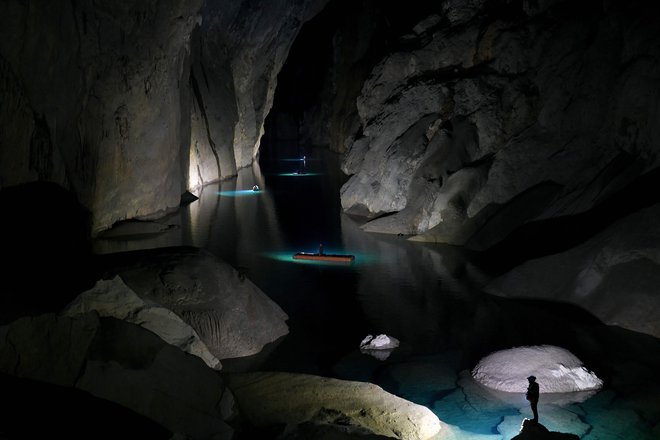 Obiskovaleci si ogledujejo jamo Son Doong, eno največjih naravnih jam na svetu, ki se nahaja v vietnamski provinci Quang Binh. FOTO: Nhac Nguyen/Afp