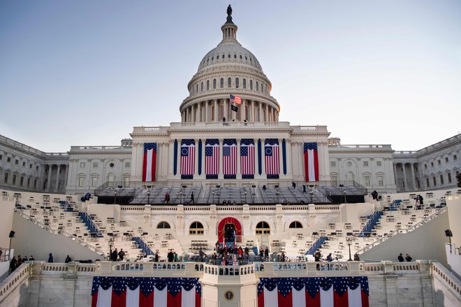 Sončni vzhod nad ameriškim kongresom, kjer bosta danes prisegla demokratski predsednik Joe Biden in njegova podpredsednica Kamala Harris. FOTO: Caroline Brehman/AFP