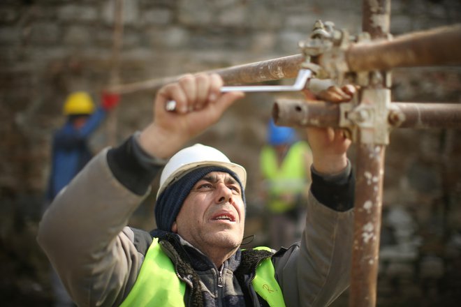 Za manjša in srednja podjetja, ki so gradila stanovanja in apartmaje, bi leto lahko bilo težje kot za večja podjetja. FOTO: Jure Eržen/Delo