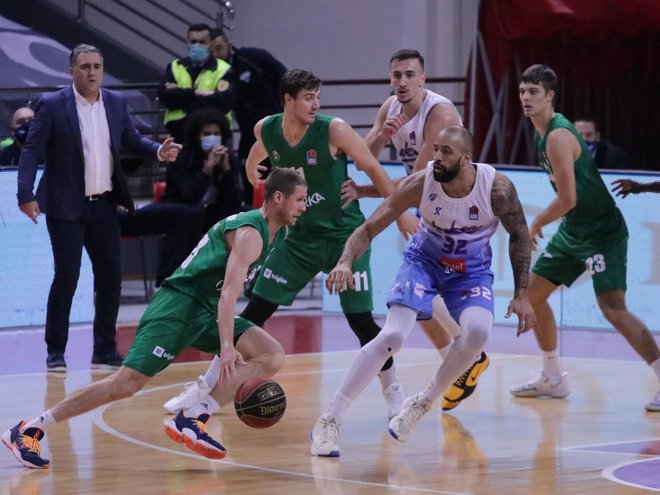 Luka Lapornik (z žogo) v eni od akcij. FOTO: Nikola Varuna/igokea