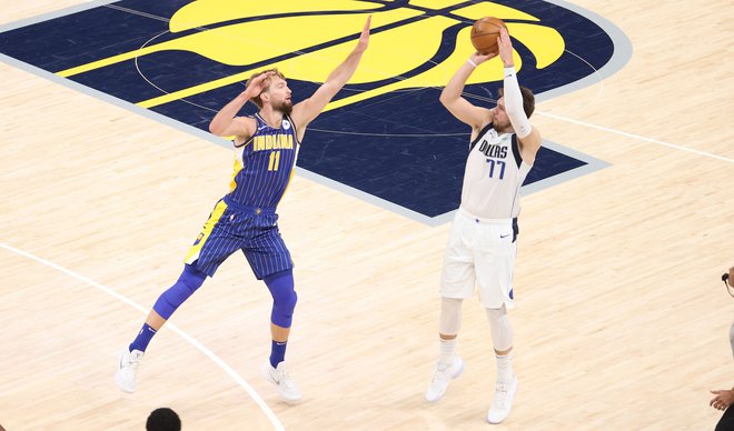 Luka Dončić je na svoji 146. tekmi v ligi NBA vpisal že 30. trojni dvojček. FOTO: Andy Lyons/AFP