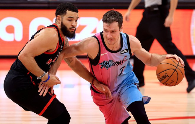 Goran Dragić je bil s 17 točkami drugi strelec Miamija ob zmagi proti Torontu. FOTO: Mike Ehrmann/AFP