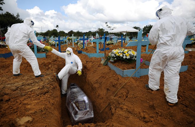 Kopanje grobov v Braziliji. FOTO: Bruno Kelly/Reuters