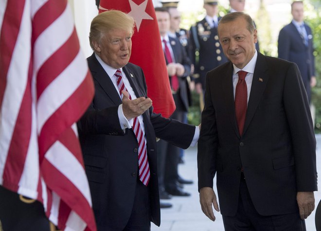 Ko je zavrelo, je bila v odnosih ZDA s Turčijo odločilna izrazita naklonjenost med Donaldom Trumpom (levo) in Recepom Tayyipom Erdoğanom. FOTO: Saul Loeb/AFP