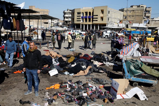 Prizorišče dvojnega samomorilskega napada v središču Bagdada. FOTO: Thaier Al-Sudani/Reuters