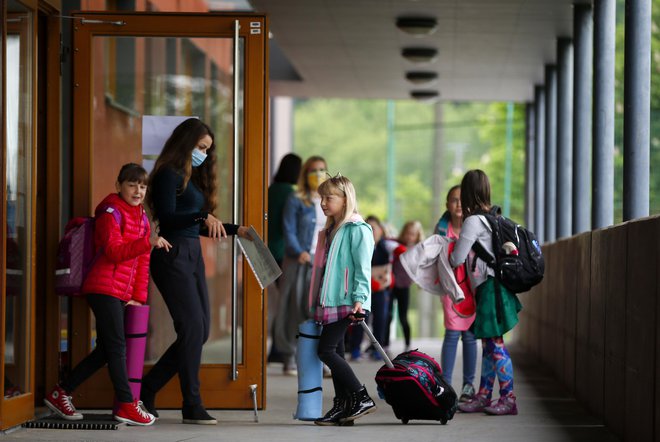 V šole se v torek vračajo učenci prve triade, v vrtce se vračaju učenci. A prej morajo testirati še veliko množico zaposlenih. FOTO: Matej Družnik/Delo