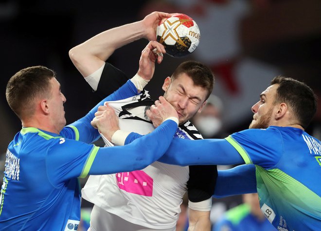 Slovenski rokometaši (na fotografiji Nik Henigman in Borut Mačkovšek) bodo morali za uspeh v obrambi trdo nastopiti tudi proti postavnim Vikingom. FOTO: Mohamed Abd El Ghany/Reuters