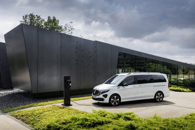 Mercedesov priljubljeni razred V odslej lahko vozi tudi na elektriko, a to ni poceni. Foto Daimler