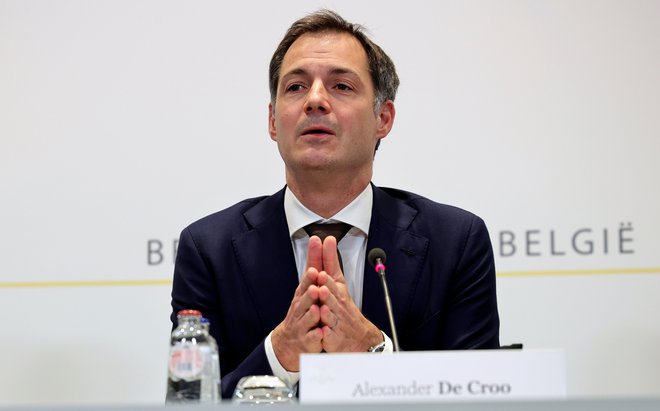 Tveganja, ki ga pomenijo nenujna potovanja, si ne morejo več privoščiti, je sodržavljanom pojasnjeval premier Alexander De Croo. FOTO: Reuters