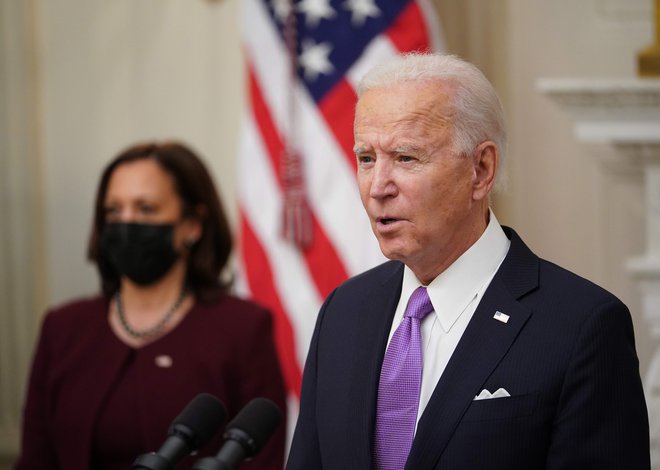 Joe Biden je ob začetku mandata napovedal ostrejši boj proti pandemiji. FOTO: Mandel Ngan/AFP