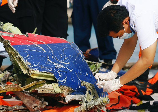 Preiskovalci se še vedno trudijo, da bi ugotovili vzrok nesreče letala Boeing 737-500 v Indozeniji. FOTO: Ajeng Dinar Ulfiana/ Reuters