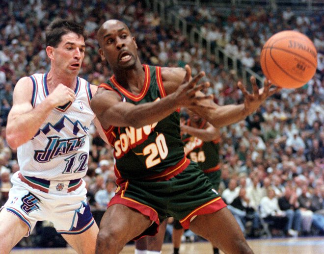 Seattle je nekoč že dosegal lepe uspehe v ligi NBA: leta 1979 je osvojil naslov prvaka in še dvakrat igral v finalu. Eden od njegovih asov je bil Gary Payton (desno). Levo Utahova legenda John Stockton. FOTO: Reuters