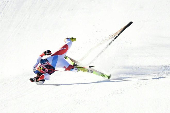 Današnji smuk je zaznamoval tudi hud padec Ursa Kryenbühla. FOTO: Helmut Fohringer/AFP