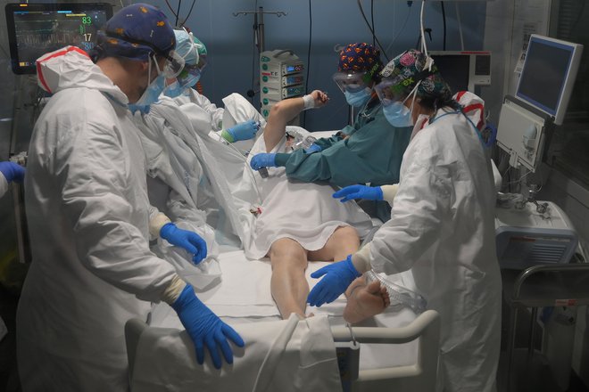 Rast okužb krepi tudi pritisk na španske bolnišnice. V nekaterih regijah je trenutno hospitaliziranih več bolnikov kot v prvem valu. FOTO:&nbsp;Lluis Gene/Afp