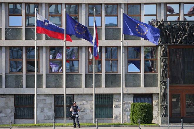 Koalicija je paragrafarsko zagovarjala poslovnik, ki ne omogoča malo drugačnega načina tajnega glasovanja od ustaljenega. Opozicija pa je zaradi tega posledično od vložitve nezaupnice odstopila. Foto Jože Suhadolnik/Delo