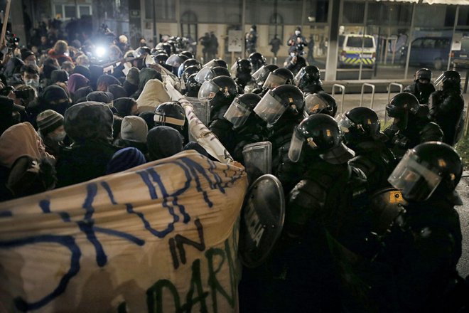 Policisti so prerprečili prihod protestnikov do Roga. FOTO: Blaž Samec/Delo