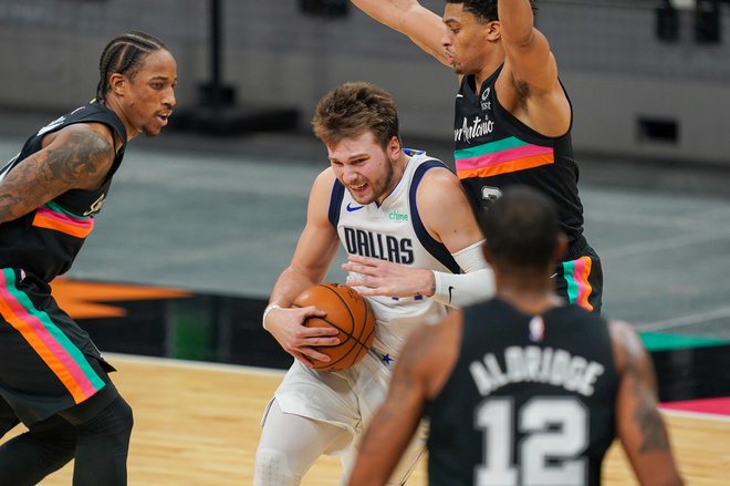 Teksaški dvojček dvobojev je Luka Dončić začel v velikem slogu. Dallas je bil uspešen v San Antoniu, jutri pa bo gostil Houston. FOTO: Daniel Dunn/Usa Today Sports