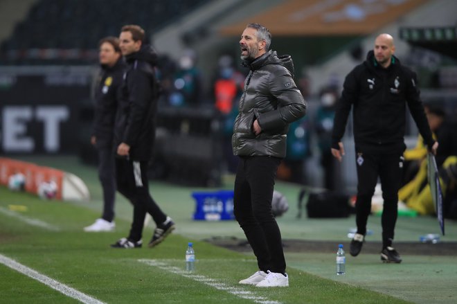 Trener Borussie Mönchengladbach Marco Rose (desno) je kandidat za trenerskis tolček pri dormtundski Borussi, na kteri izkušnje nabira Edin Terzić. FOTO: AFP