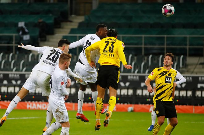 Marcus Thuram (v sredini) je v derbiju Borussii po strelu z glavo zapečatil usodo Dortmundčanov v Gladbachu. FOTO:Wolfgang Rattay/AFP