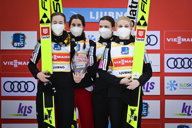Nika Križnar, Urša Bogataj, Ema Klinec in Špela Rogelj (na fotografiji z leve) so skočile na zmagovalno stopničko. FOTO: Jure Makovec