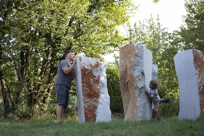 Na dvanajstih mestih rodiškega mitološkega parka so postavili 41 skulptur. Foto Branka Šprah