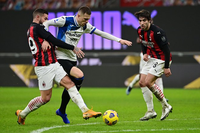 Josip Iličić je bil odlično razpoložen na derbiju z Milanom. FOTO: Miguel Medina/AFP