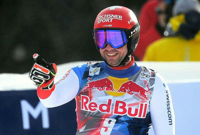 Beat Feuz tekmecem ni dopustil slavja na letošnjem pokalu Hahnenkamm in petkovi zmagi dodal še današnjo na najzahtevnejšpem smuku v alpskem smučanju. FOTO: Helmut Fohringer/AFP