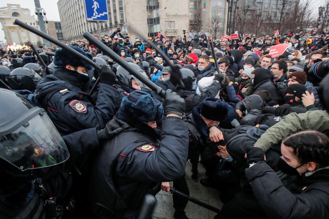 Kot običajno ruska policija s protestniki ni ravnala v rokavicah. FOTO: Maksim Šemetov/Reuters