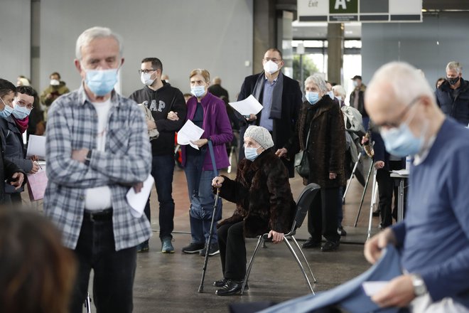 Z odmerki cepiva Pfizer-Biontech, ki bo prispelo danes, bodo nadaljevali cepljenje starejših od 80 let. Foto Leon Vidic