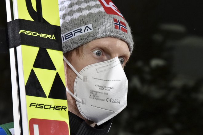 Robert Johansson ni mogel verjeti, kaj se je zgodilo njegovemu reprezentančnemu kolegu Halvorju Egnerju Granerudu. FOTO: Jussi Nukari/AFP