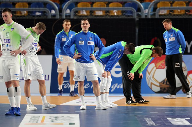 Slovenci so bili po remiju z Egipčani opazno potrti. FOTO: Mohamed Abd El Ghany/AFP