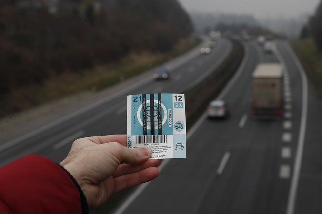 Letos naj bi vozniki zadnjič morali kupiti nalepko, od decembra v Darsu načrtujejo tudi e-vinjete. FOTO: Leon Vidic/Delo