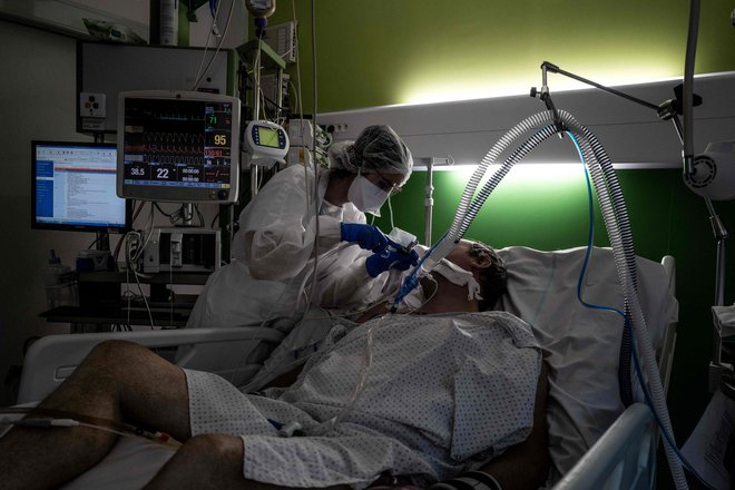 Številni mislijo, da bi bila epidemija pri nas podobna tudi, če ne bi bilo ukrepov. FOTO: Jeff Pachoud/AFP