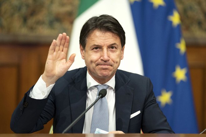 Z odstopom naj bi Giuseppe Conte želel pridobiti dodaten čas, da si zagotovi večino v obeh domovih parlamenta, potem ko je izgubil večino v senatu. FOTO: AFP